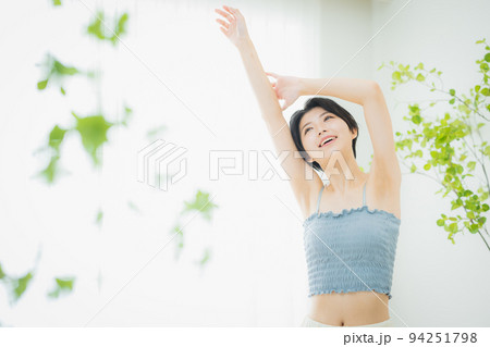伸びをする女性 伸びをする女性 94251798