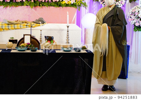 説法をする住職 94251883