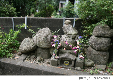 民家の軒先にある古代からの墓 94252004