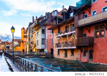 Annecy old town cityscape and Thiou river view and bridge 94252311
