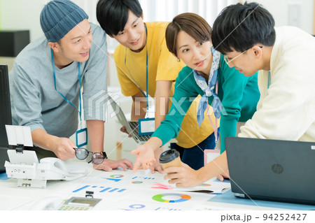 服装が自由な職場で働くチーム　 94252427
