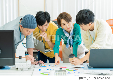 キャリアウーマンの元で働くクリエーター 94252428