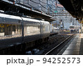 名古屋駅電車ホームの風景 94252573