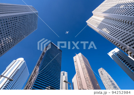《東京都》新宿副都心の摩天楼・上空を飛ぶ航空機 《東京都》新宿副都心の摩天楼・上空を飛ぶ航空機 94252984