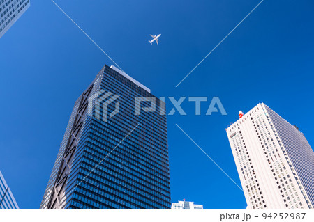 《東京都》新宿副都心の摩天楼・上空を飛ぶ航空機 94252987