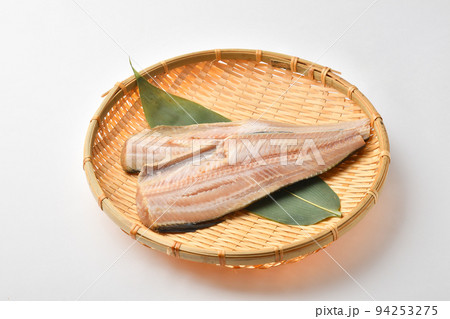 ざるに入ったホッケ 94253275
