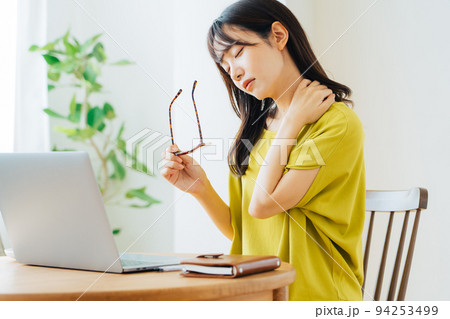 デスクワークで肩が凝る女性 デスクワークで肩が凝る女性 94253499