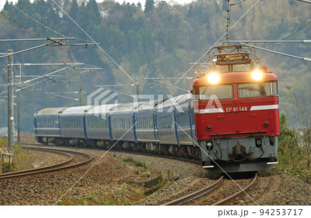 北陸本線 津幡ー倶利伽羅 JR東日本 EF81-148(長岡)+14系(尾久) 北陸 返却回送 北陸本線 津幡ー倶利伽羅 JR東日本 EF81-148(長岡)+14系(尾久) 北陸 返却回送 94253717