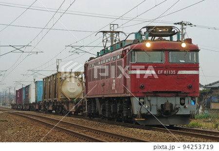北陸本線　森本ー津幡　JR貨物　EF81-135（富山） 94253719