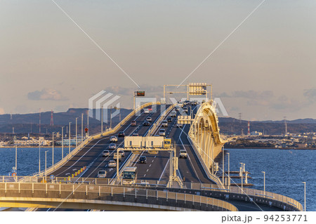 千葉県木更津市　海ほたるパーキングエリアから見る夕暮れの東京湾アクアライン 94253771