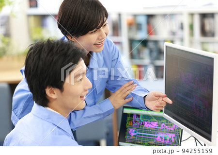 男性設計者にCAD作業をレクチャーする女性設計者_1 94255159