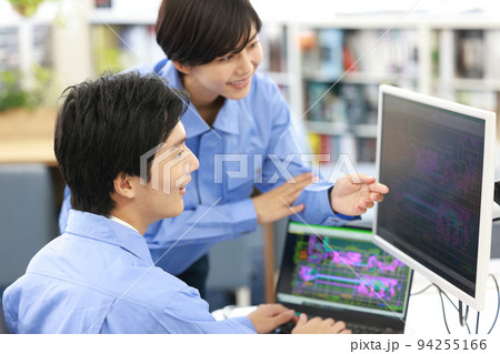 先輩からCAD作業のレクチャーを受ける男性設計者_2 94255166