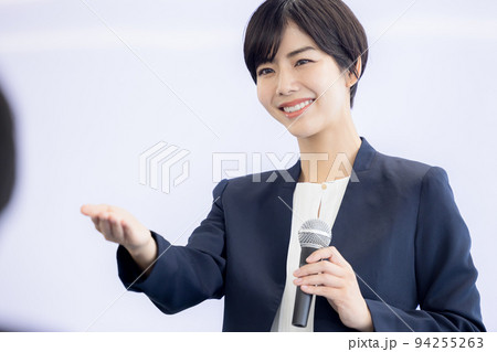 セミナー マイクを持って話す女性 セミナー マイクを持って話す女性 94255263