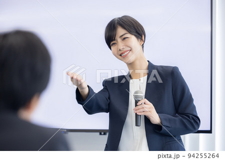 セミナー マイクを持って話す女性 セミナー マイクを持って話す女性 94255264
