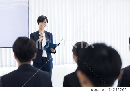 セミナー マイクを持って話す女性 セミナー マイクを持って話す女性 94255265