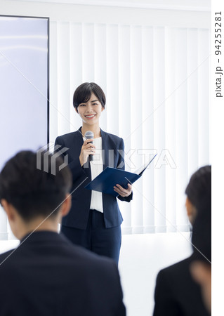 セミナー マイクを持って話す女性 セミナー マイクを持って話す女性 94255281