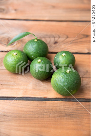 徳島県産のスダチ 94255405