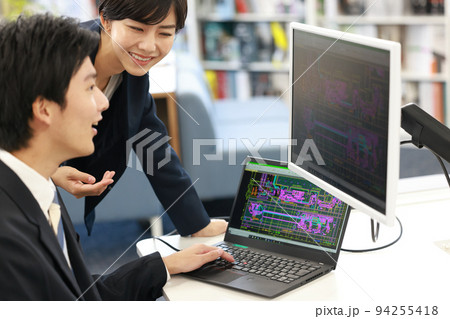 男性設計者にCAD操作をレクチャーする女性設計者_1 94255418