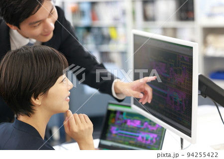 先輩からCAD操作のレクチャーを受ける女性設計者_1 先輩からCAD操作のレクチャーを受ける女性設計者_1 94255422
