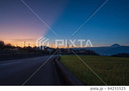 富士山が見える田舎町の朝焼け 富士山が見える田舎町の朝焼け 94255525