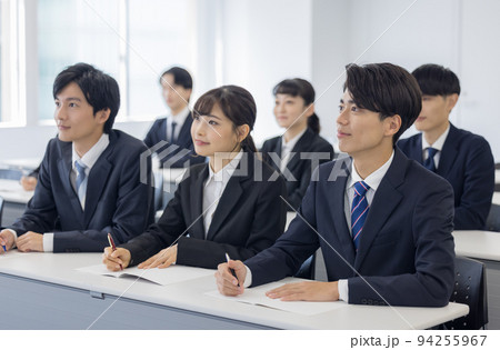セミナー スーツを着た若い男女 セミナー スーツを着た若い男女 94255967