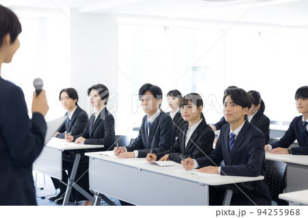 セミナー スーツを着た若い男女 セミナー スーツを着た若い男女 94255968