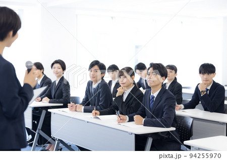 セミナー スーツを着た若い男女 セミナー スーツを着た若い男女 94255970