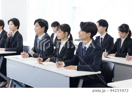 セミナー　スーツを着た若い男女 94255972