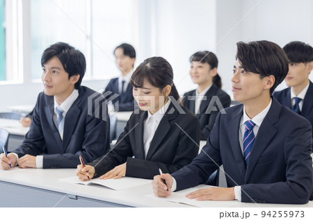 セミナー　スーツを着た若い男女 94255973