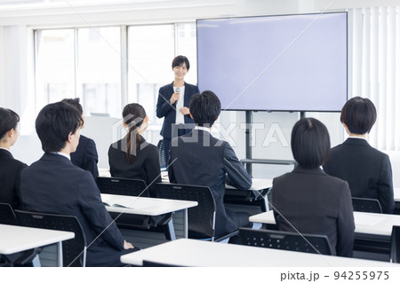 セミナー　マイクを持って話す女性 94255975