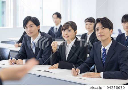 セミナー　スーツを着た若い男女 94256039