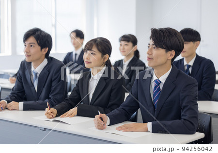 セミナー スーツを着た若い男女 セミナー スーツを着た若い男女 94256042