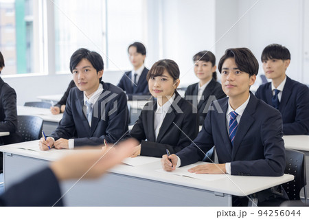 セミナー　スーツを着た若い男女 94256044