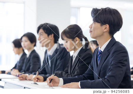 セミナー　スーツを着た若い男女 94256085