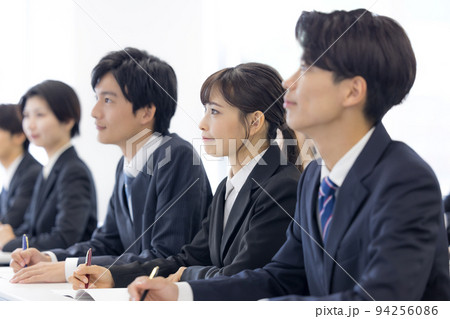 セミナー スーツを着た若い男女 セミナー スーツを着た若い男女 94256086