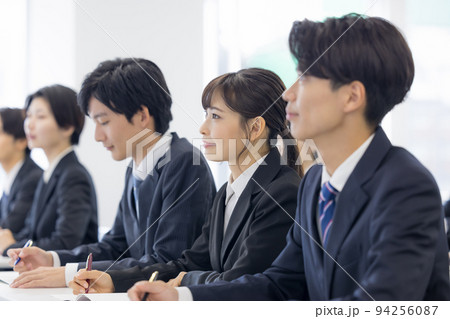 セミナー　スーツを着た若い男女 94256087