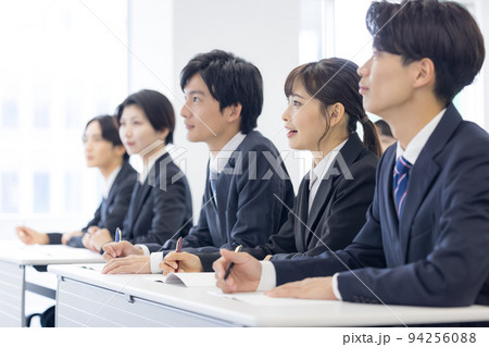 セミナー　スーツを着た若い男女 94256088