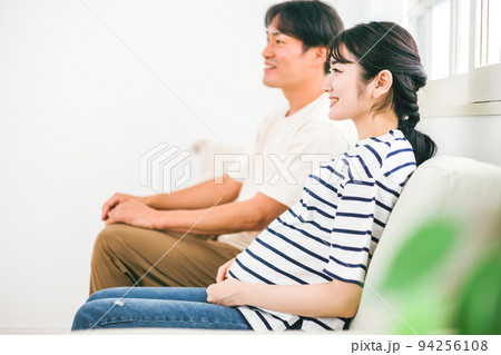 妊婦のお腹を触る男性(家族・パパ) 妊婦のお腹を触る男性(家族・パパ) 94256108