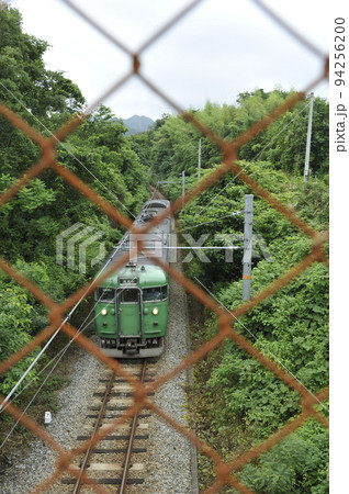 フェンスの背景に線路と電車 フェンスの背景に線路と電車 94256200