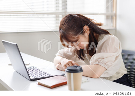 仕事が忙しく疲れてしまった女性。働きすぎやつわりで辛いイメージ。 94256233