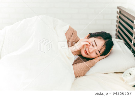 朝起きるのが苦手な女性（低血圧・眠い） 94256557
