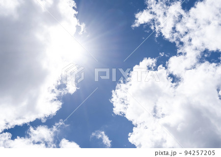 夏空の太陽と雲　横浜 94257205