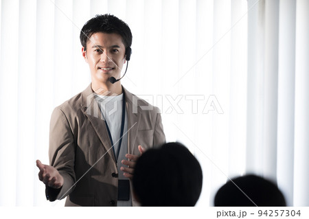 セミナー 登壇者 ヘッドマイクを付けて話す男性 セミナー 登壇者 ヘッドマイクを付けて話す男性 94257304
