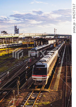 愛知 向野跨線道路橋 夕暮れの車両庫 愛知 向野跨線道路橋 夕暮れの車両庫 94257317