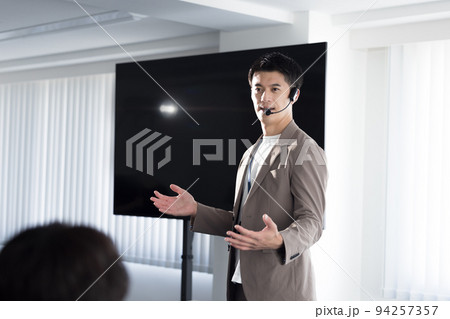 セミナー 登壇者 ヘッドマイクを付けて話す男性 セミナー 登壇者 ヘッドマイクを付けて話す男性 94257357