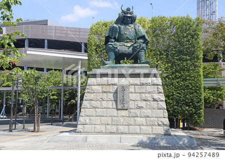 甲府駅前の武田信玄公像 94257489