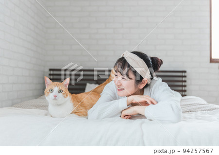 猫と一緒に暮らす日本人女性 94257567