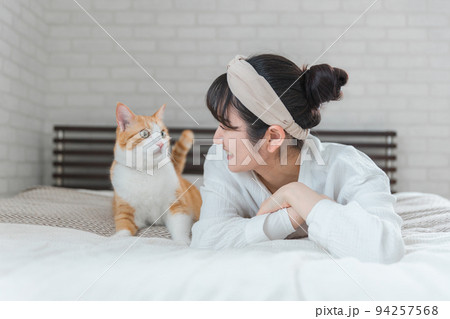猫と一緒に暮らす日本人女性 94257568