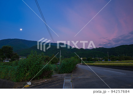 早朝の田舎道で見る朝焼け雲 早朝の田舎道で見る朝焼け雲 94257684