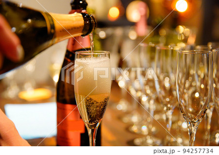 グラスに注がれたお酒 94257734